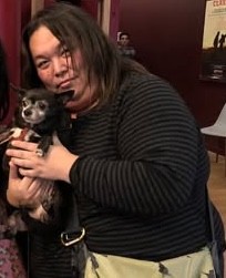 エミさんと愛犬エイドリー 2018年12月8日 ワシントン州シアトルの映画上映会にて(撮影:山口智美)