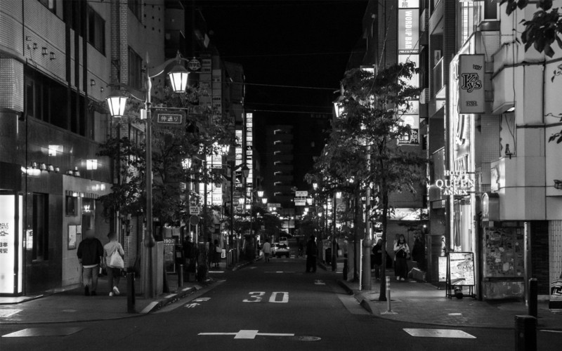 ALT: 新宿二丁目の街並みを写した白黒写真