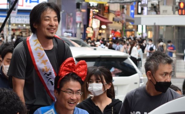 参院選の東京都選挙区に立候補した乙武氏を応援した西村博之(ひろゆき)氏(後ろ) =2022年6月18日、東京都渋谷区