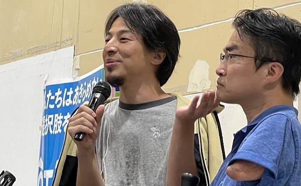 参院選東京選挙区に立候補した乙武洋匡氏の応援に駆けつけた西村博之(ひろゆき)氏(中央)=撮影:清義明