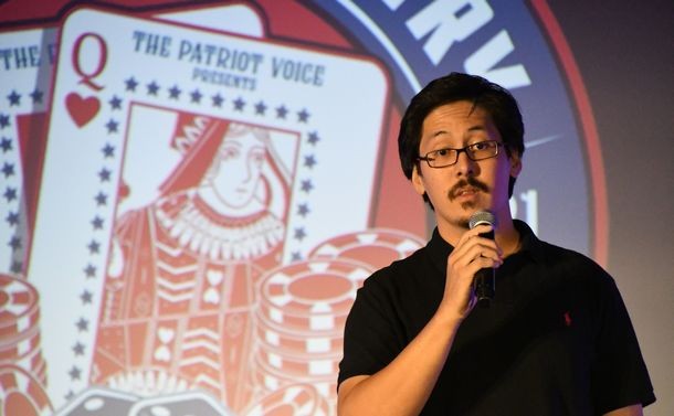 Qアノン関連のイベントで演説するロン・ワトキンス氏＝2021年10月23日、米ラスベガス