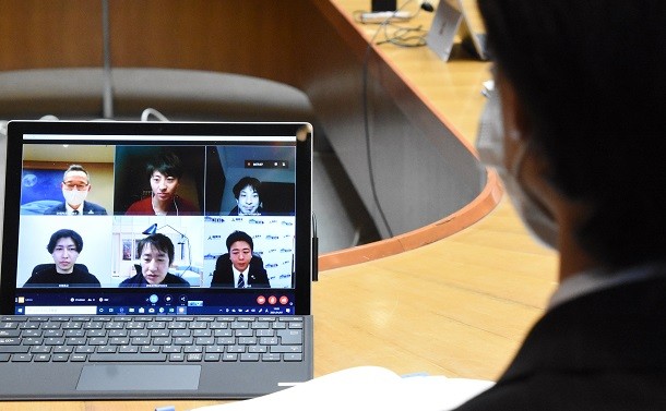 西村博之氏（画面右上）らDXデザイナーと福岡市との初会合がオンラインで開かれた＝2021年1月7日、福岡市役所