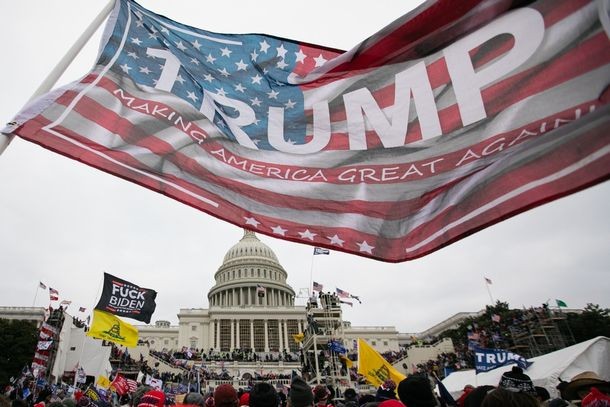 連邦議会議事堂を襲撃するために集まったトランプ支持者たち=2021年1月6日、ワシントン、ランハム裕子撮影