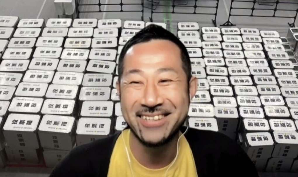 「選挙取材は何年やっても飽きない」という畠山理仁さん。2023年のZoomインタビューの一コマ(撮影・亀松太郎)