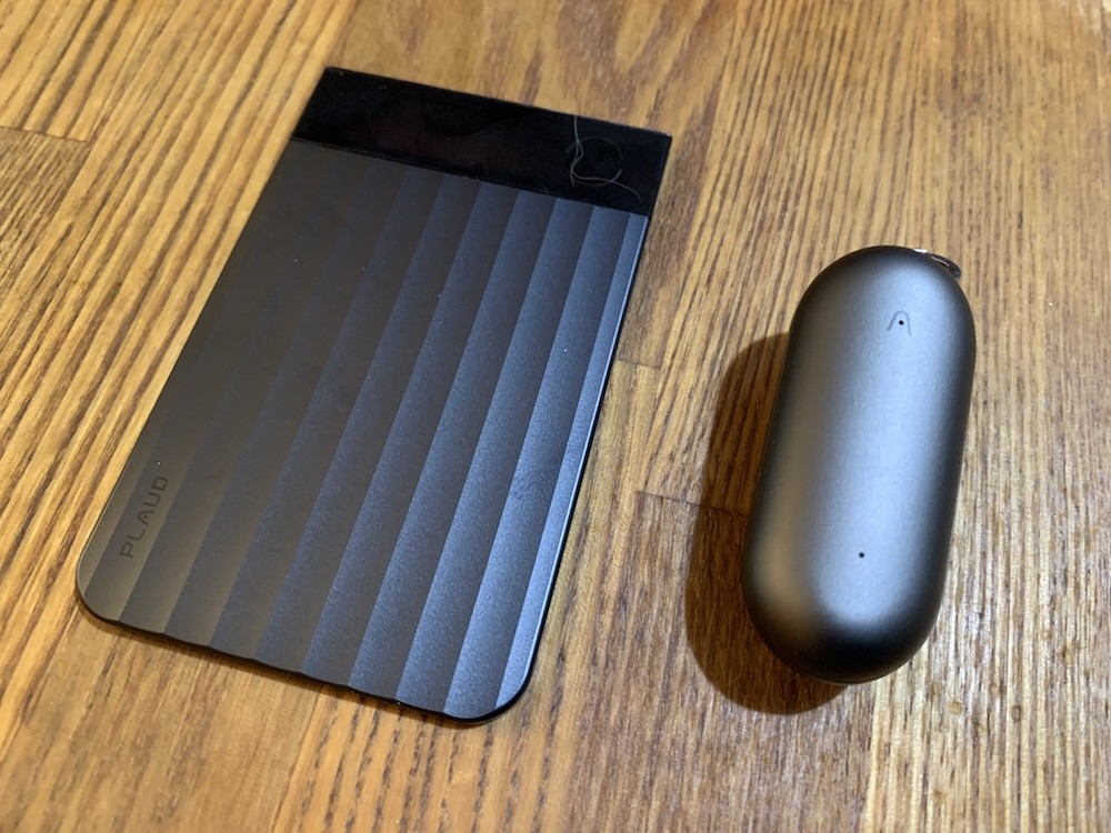 AI文字起こしデバイス「Plaud」は、カード型（左）とペンダント型がある