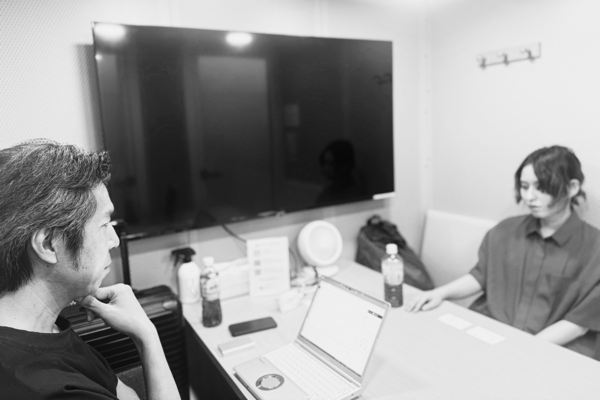 神妙な顔でずっと福山雅治の話をしている紫藤さんと奥山（写真左）