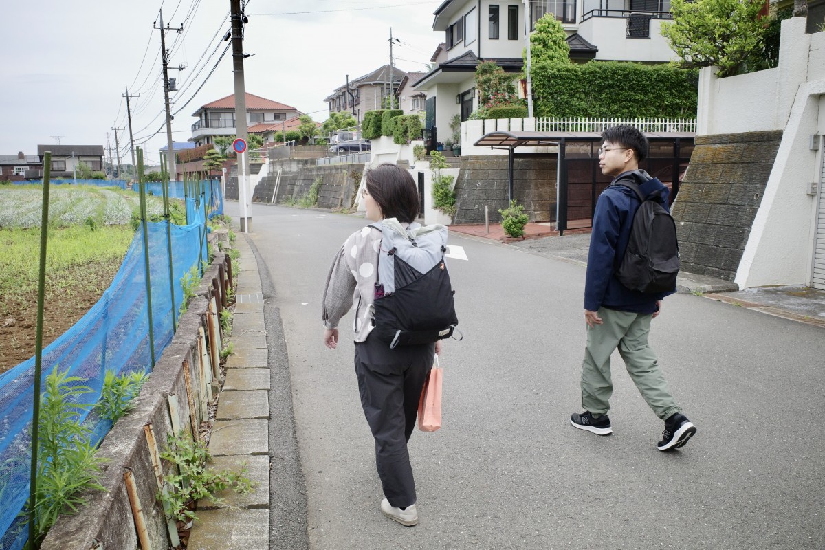 システミックデザイン&times;エスノグラフィーのプロジェクトでフィールドワークを行う比嘉・水上