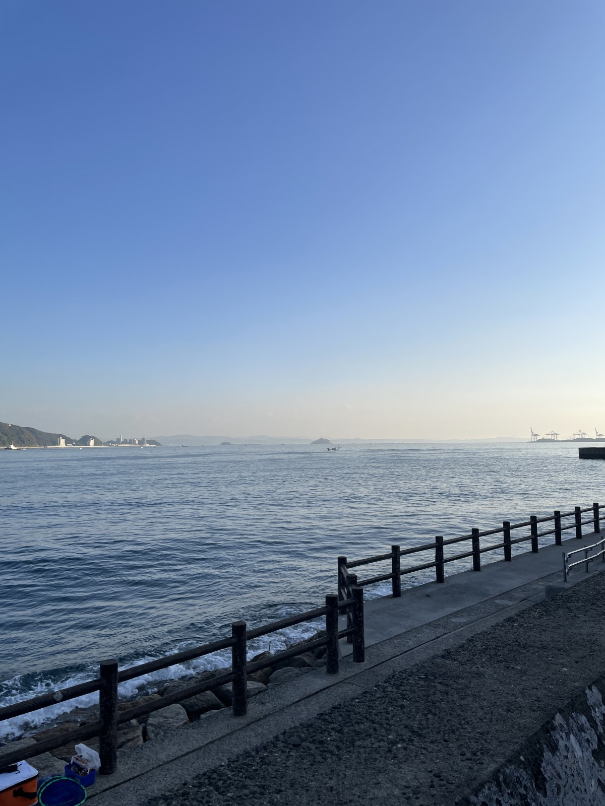 関門海峡めかり駅付近の海辺の散策路から瀬戸内海を臨む