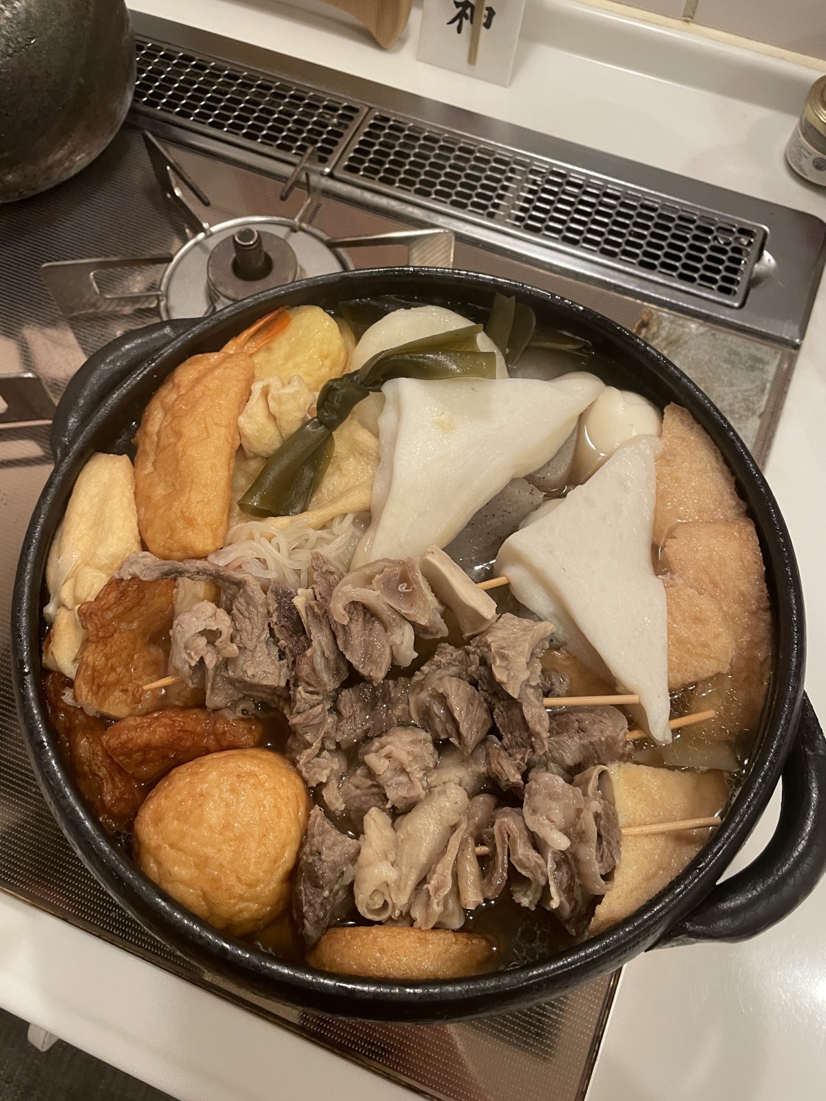 本日のおでん。これだとちくわぶが見えませんが、下に沈んでいます。やたらと牛すじの存在感のある仕上がりに。