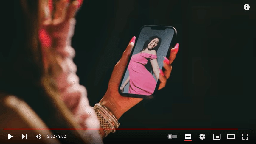 スマートフォンを持って写真を見るJessiの手