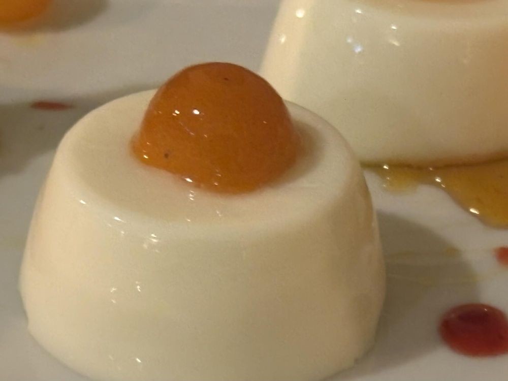 松井シェフによるとローマでは料理では野菜と果物で自然の甘みのみで済ませ、足りない分はデザートで甘みをとるとのこと