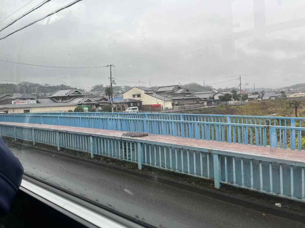 過去撮影、山中田手前の佐備川にかかる橋をバスの車窓から
