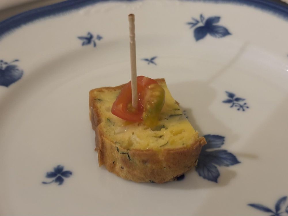 しっとりしたやや甘い食感に、プチトマトの酸味とのバランスが良かったケークサレ