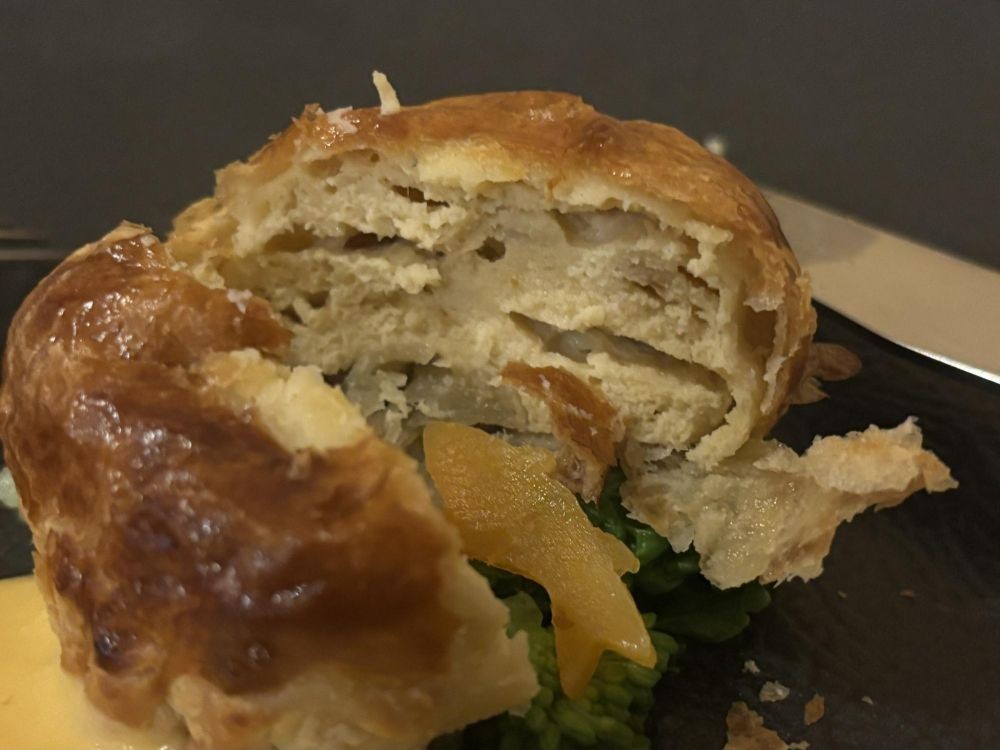 氷見産の鰆ををムース状にして焼いたものに、卵のソースを敷いていました。
