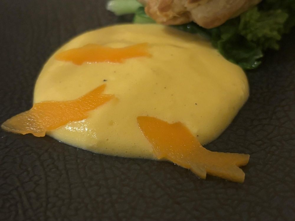魚の旨みが凝縮された中にローマ伝統の酸味ある卵ソースが強力なインパクト。このギャップが満足感を増幅させました。笑ノ百姓の野菜を魚の形に切ってトッピングしてありました