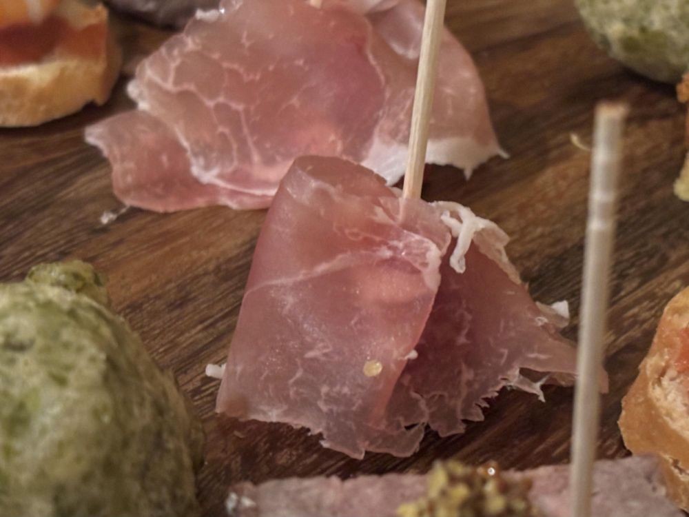 いちごのあまおうと生ハムは、いちごの酸味にあとから生ハムの塩味が余韻として残り、バランスがとても良い一品