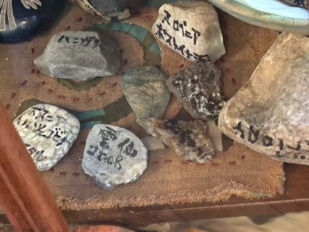 現地の石を持ち帰って展示している