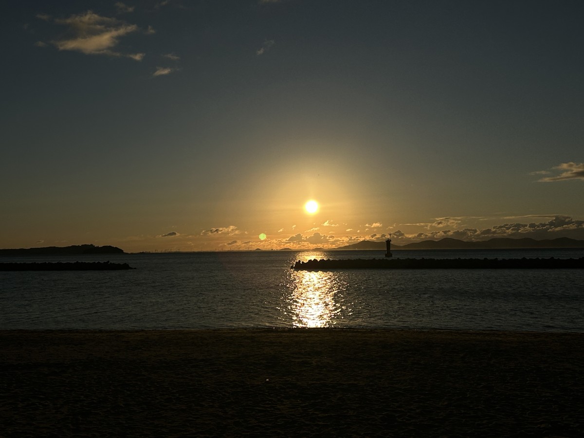 地元で見た初日の出。普段は人が少ない海辺ですがフェスくらい人がいた。