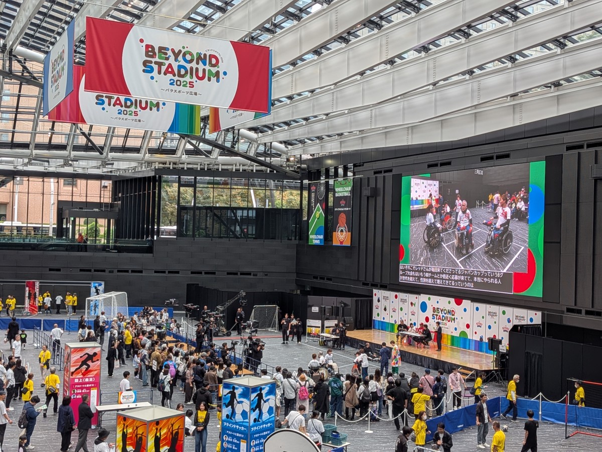 ビヨンドスタジアムの会場。ガラス張りの天井のイベントスペースにたくさんの人が集まっている