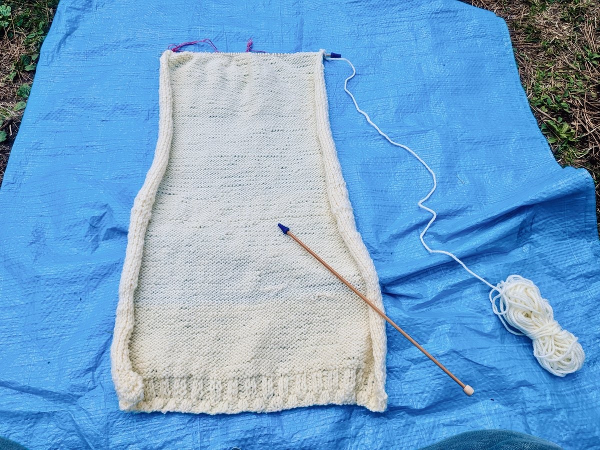 セーターの前身頃。シートのブルーが透けて、着れるのか不安になる