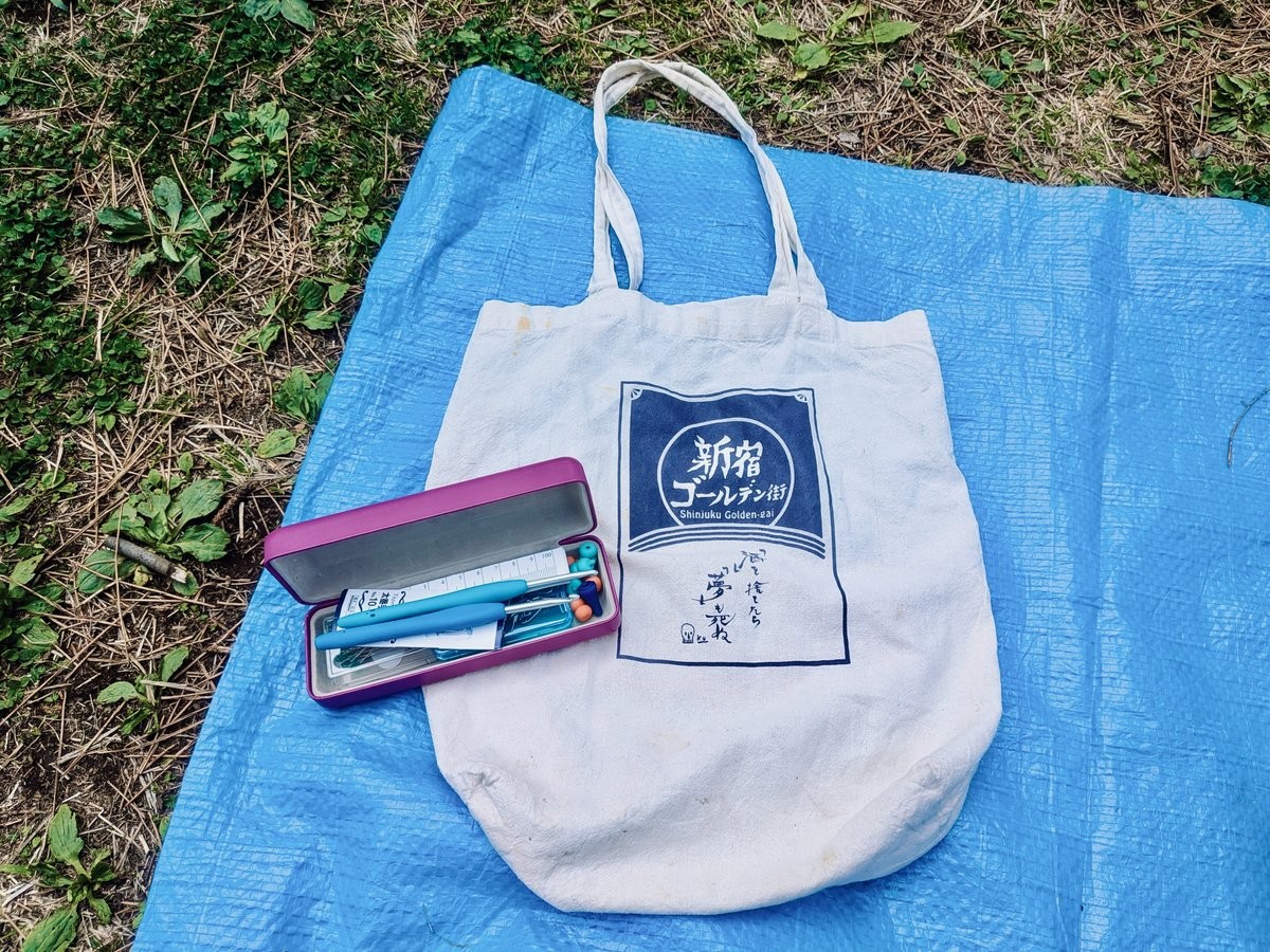 私の道具入れ。飲み屋でもらったノベルティ。編み棒とかはメガネケースに。恥っ。