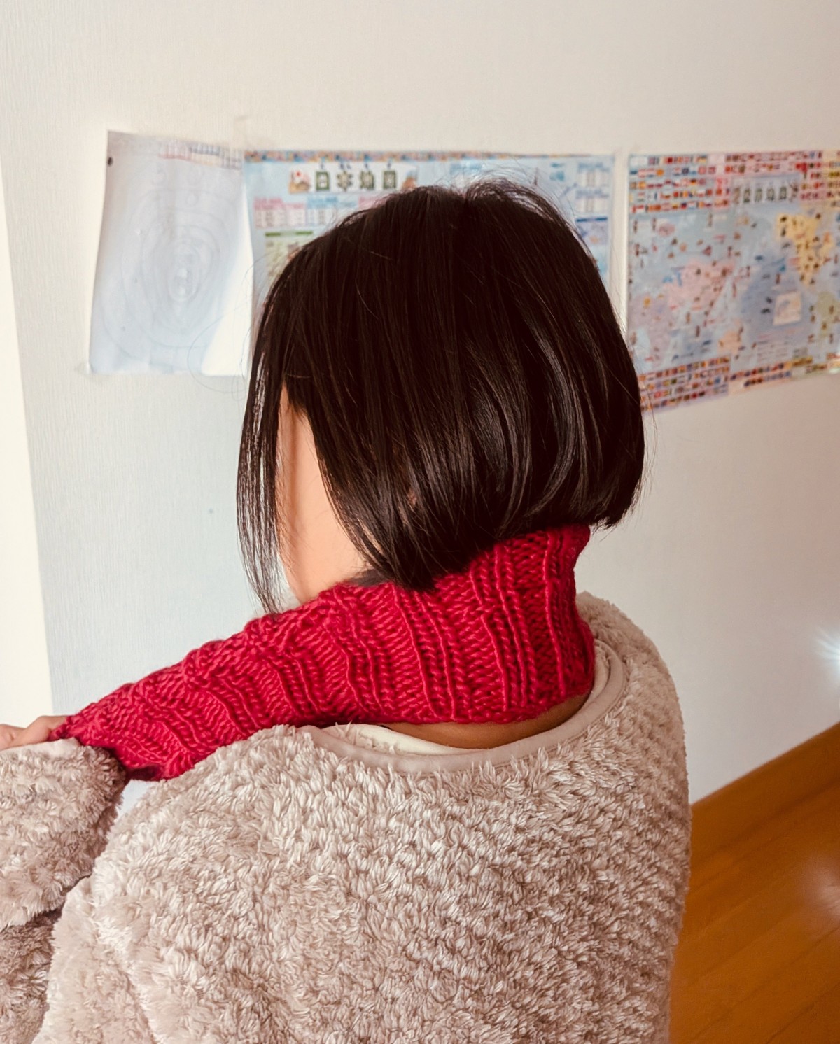 娘のネックウォーマー完成。去年のリベンジ。小三の肌にチクチクしないよう柔らかいウール100%で。そんな親心なんて関係なく、ぐいーん伸ばす娘。