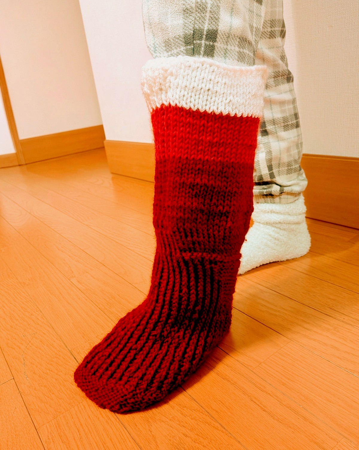 娘に足を突っ込まれた靴下。床が綺麗になる