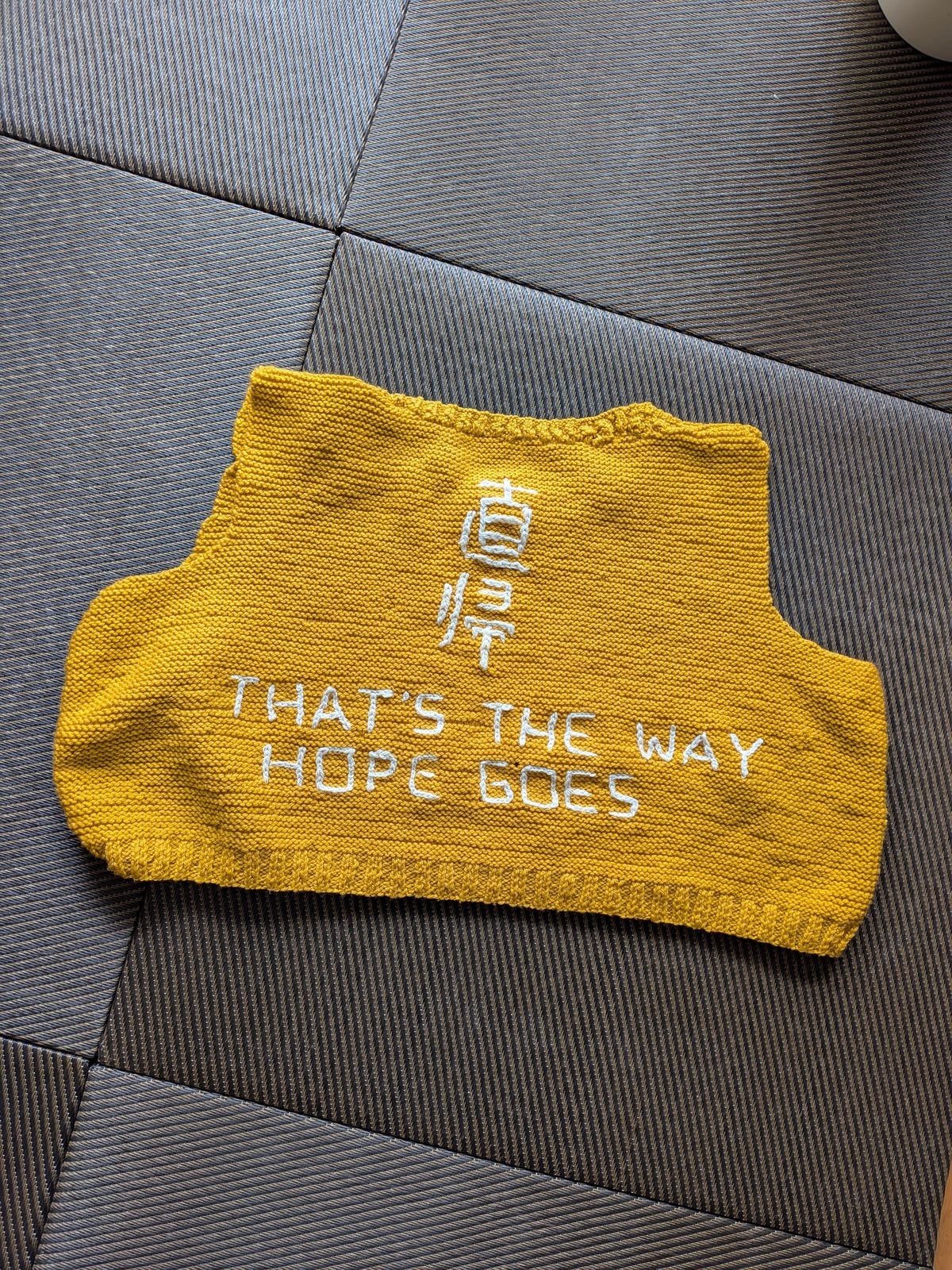 チョッキだけに。英文は好きなヒップホップの曲から