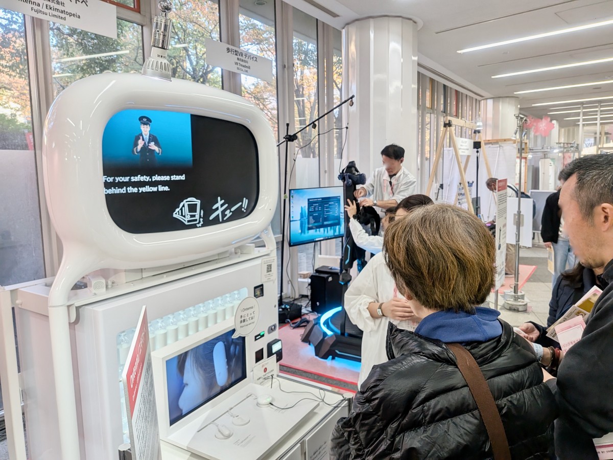 富士通が開発した「エキマトペ」。角の丸いテレビのようなモニターに、手話と文字が表情されている。電車の到着や通過を文字で知らせる