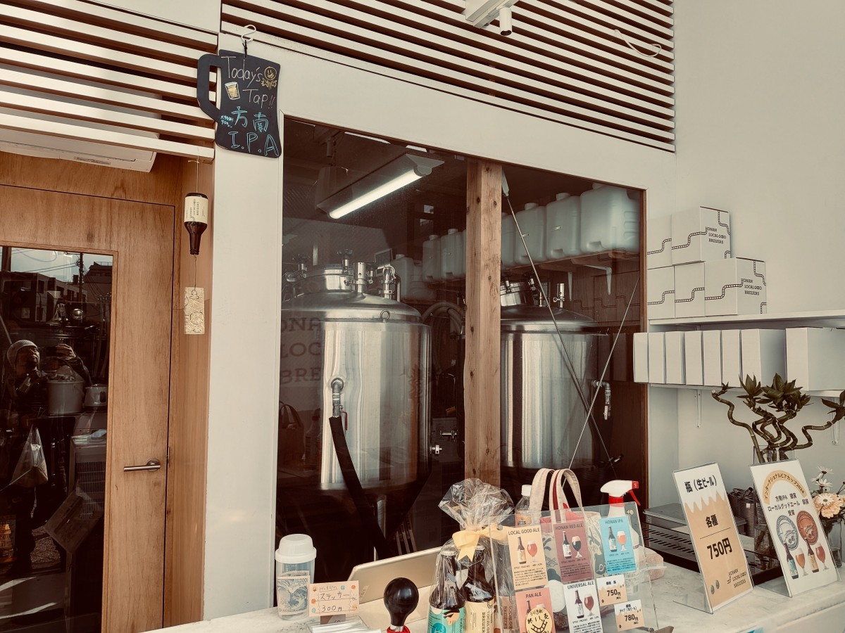 レジカウンターの背中には、醸造しているビールタンク