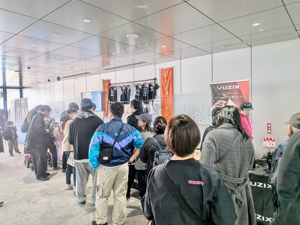 物販コーナー。老若男女で長蛇の列ができている。