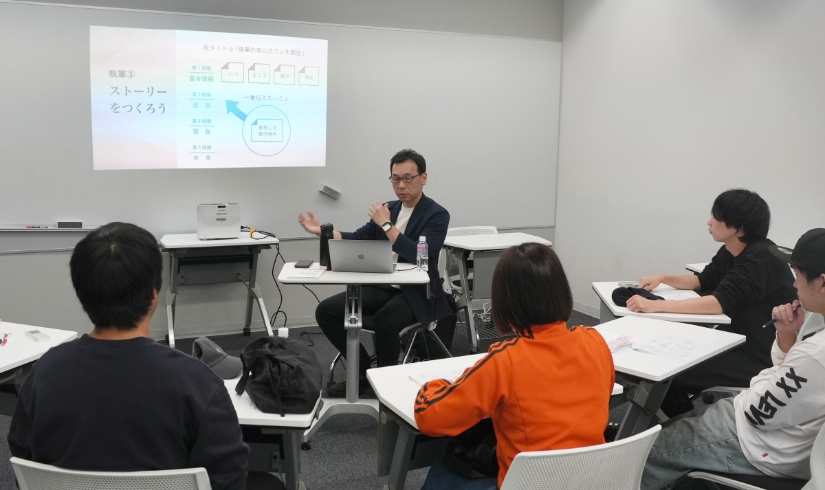 愛知学院大学名城公園キャンパスで学生にレクチャーする筆者=同大社会連携センターの教員撮影