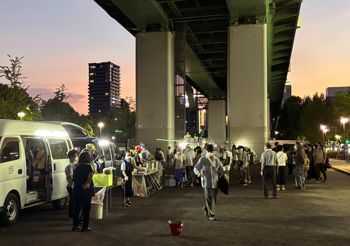 若宮大通高架下の炊き出し会場。毎回100～180人くらいが列をなす＝筆者撮影