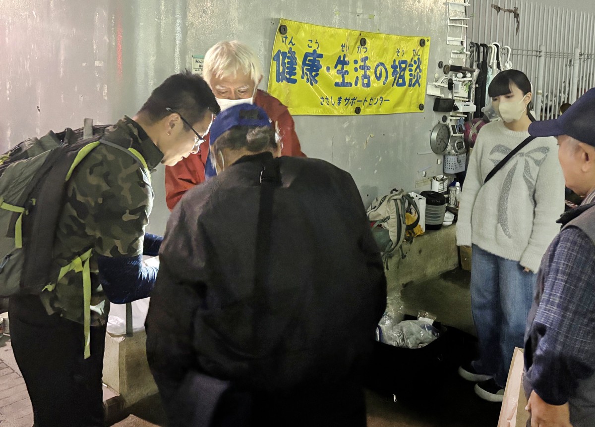 炊き出し会場での相談には医師や看護師のボランティアもおり、健康相談もできる=筆者撮影