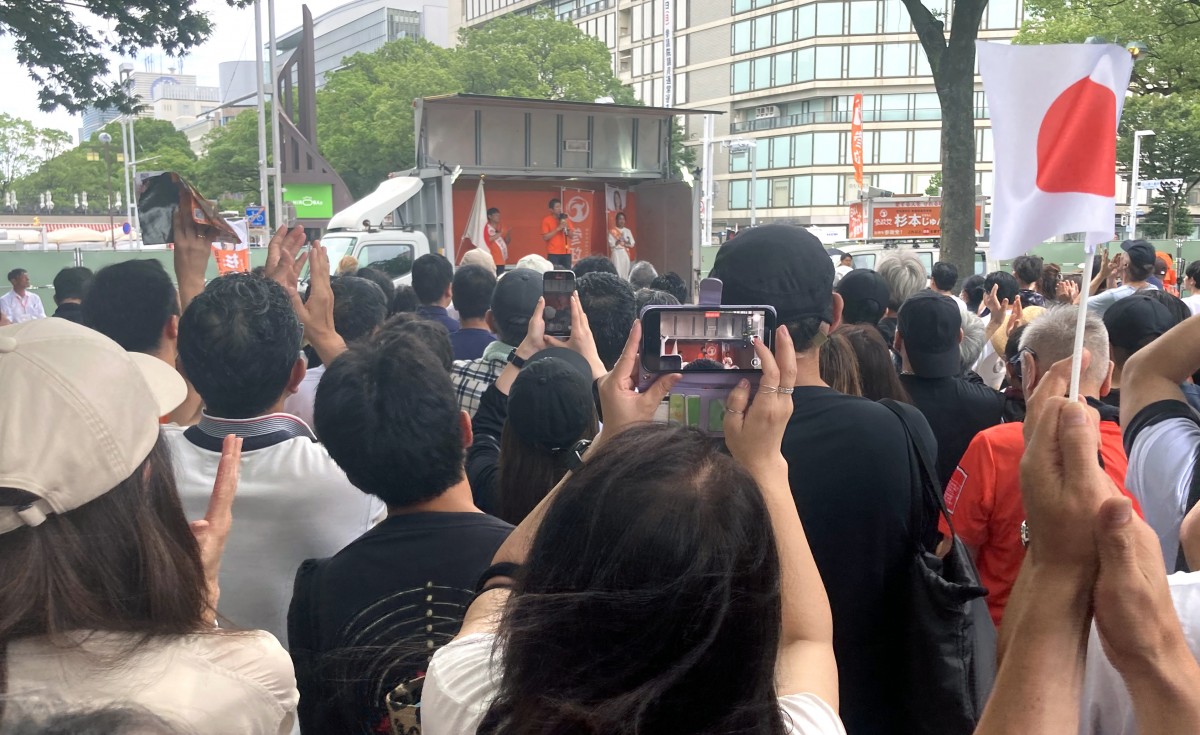 選挙戦も残り2日というタイミングで代表が名古屋入りした参政党の街頭演説会=7月18日、筆者撮影