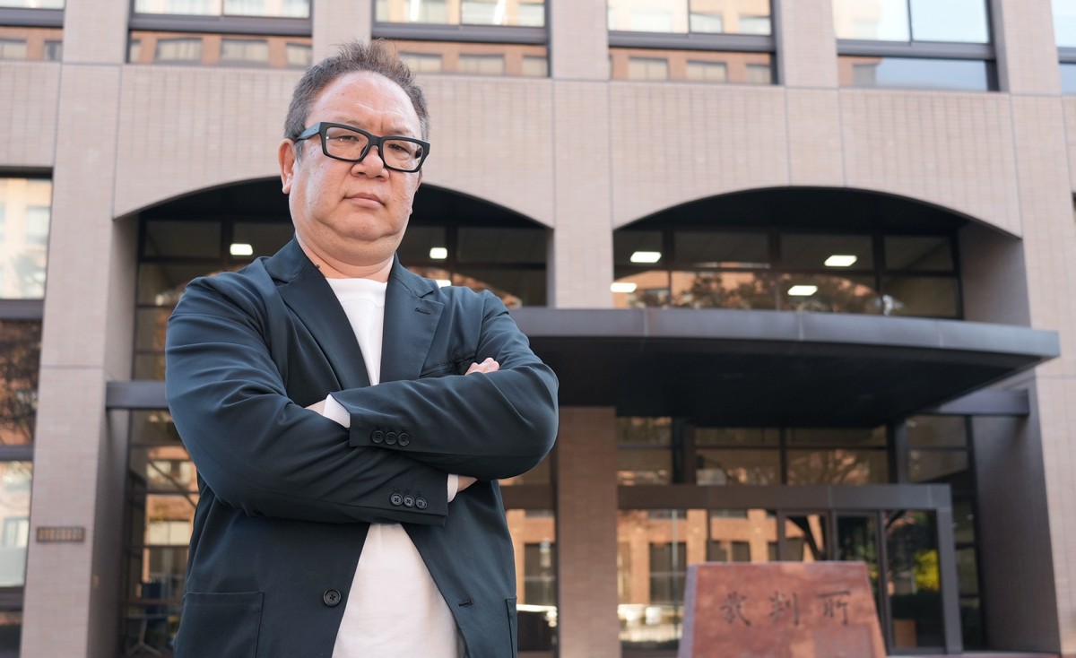 新たな裁判の初公判を終えて名古屋簡裁を出た永谷正樹さん。怒りと決意が顔に出ています＝11月27日、関口撮影