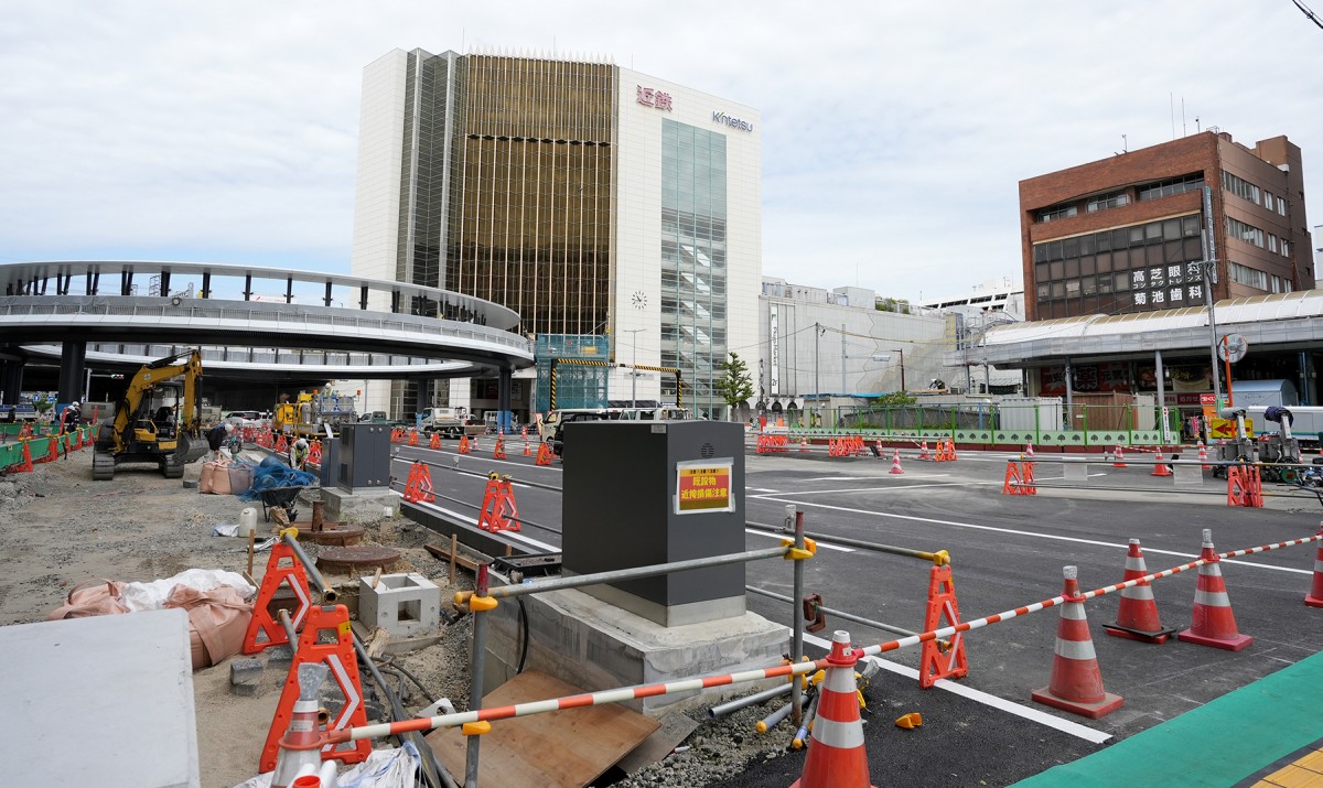 再整備の進む近鉄四日市駅前。中央の近鉄百貨店に向かって左手に円形デッキ、右手にバスターミナルを整備するための工事が行われており、地下にある駐車場（くすの木パーキング）の冠水との関係も取り沙汰されている＝9月19日、筆者撮影