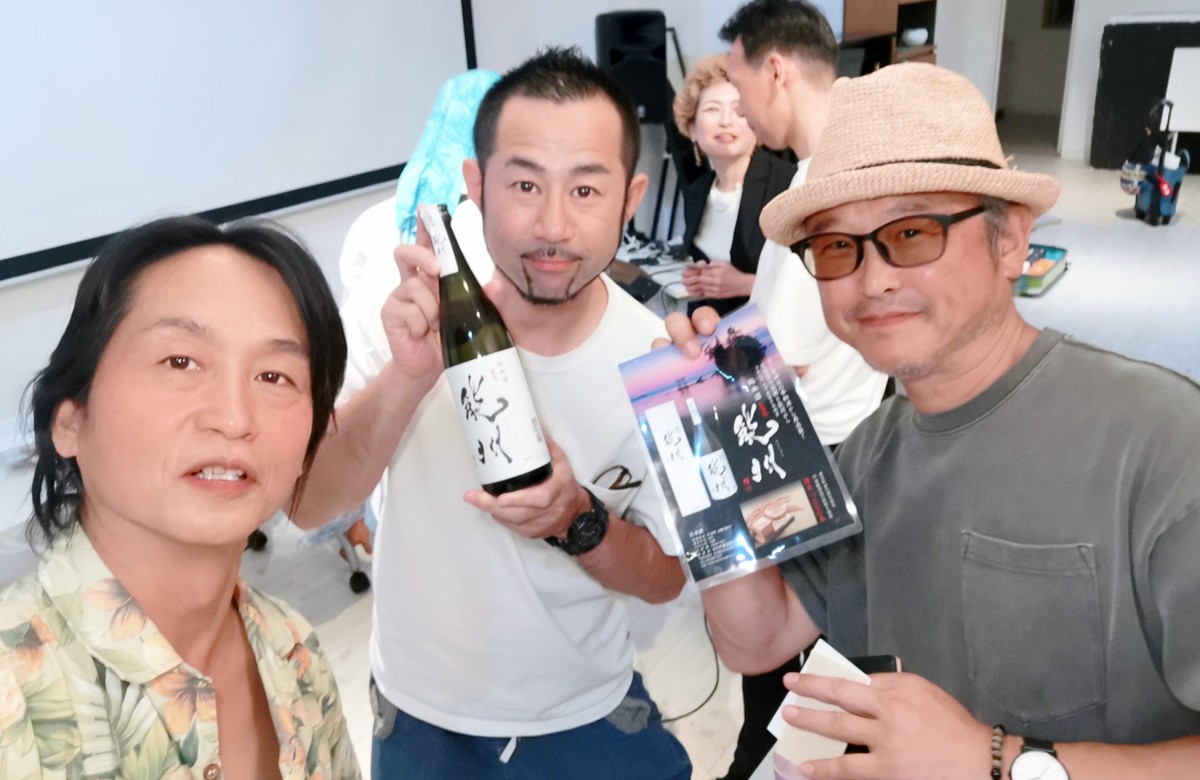東京から駆け付けてくれた選挙ライターの畠山理仁さん(中)、能登復興日本酒「能州」を手掛けた中根正道さん(右)=写真提供・美崎政雄さん(左)