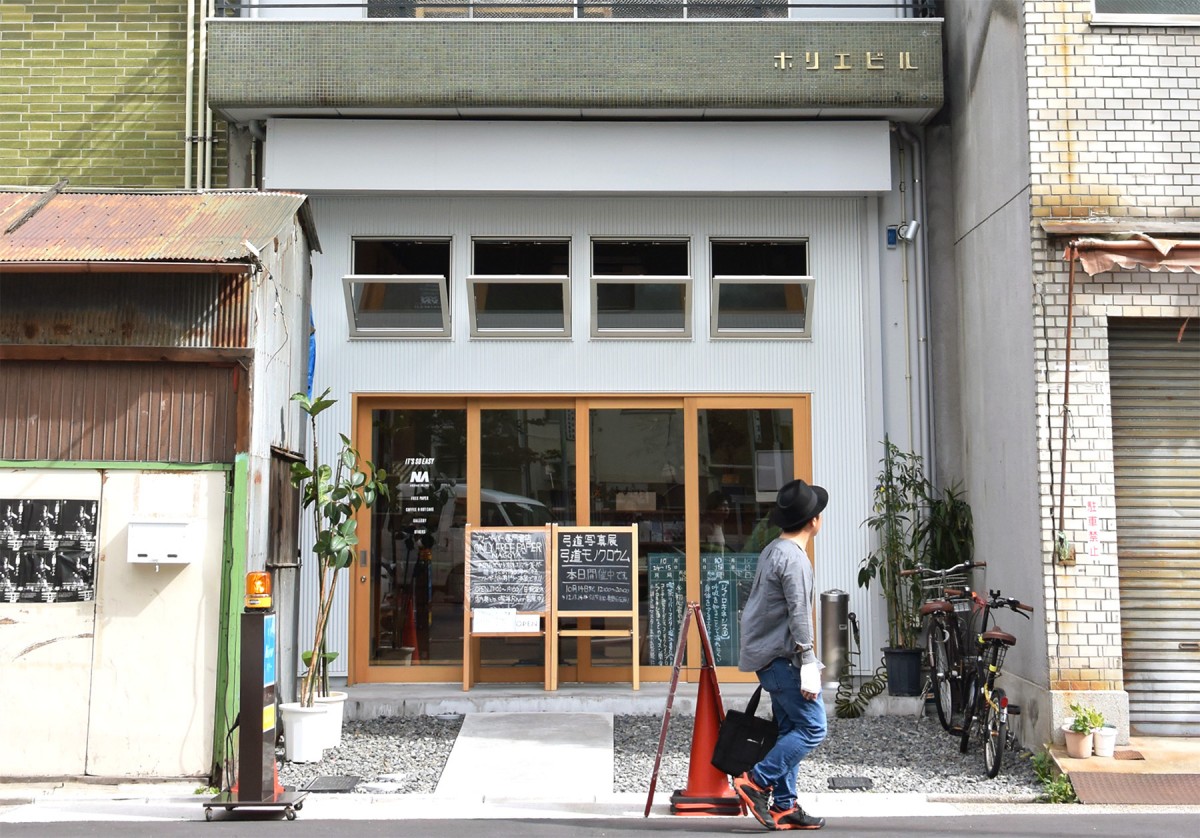 トークイベントの会場となる名古屋駅西口地区の「ホリエビル」。改装オープン当時はフリーペーパー専門店で、現在とは若干雰囲気が違っています=2018年、関口撮影