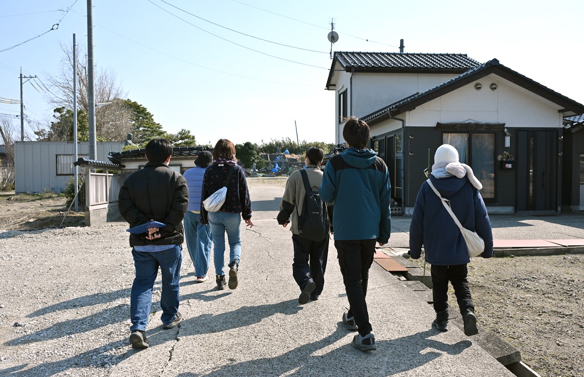 石川県珠洲市正院町のイベントで街を歩く地元の人たち＝3月21日、花井知之カメラマン撮影