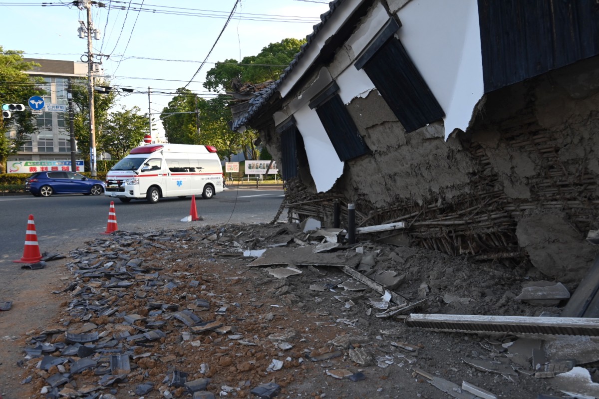 地震で倒壊した熊本県八代市の国の名勝「松浜軒」=7月30日、川柳まさ裕撮影