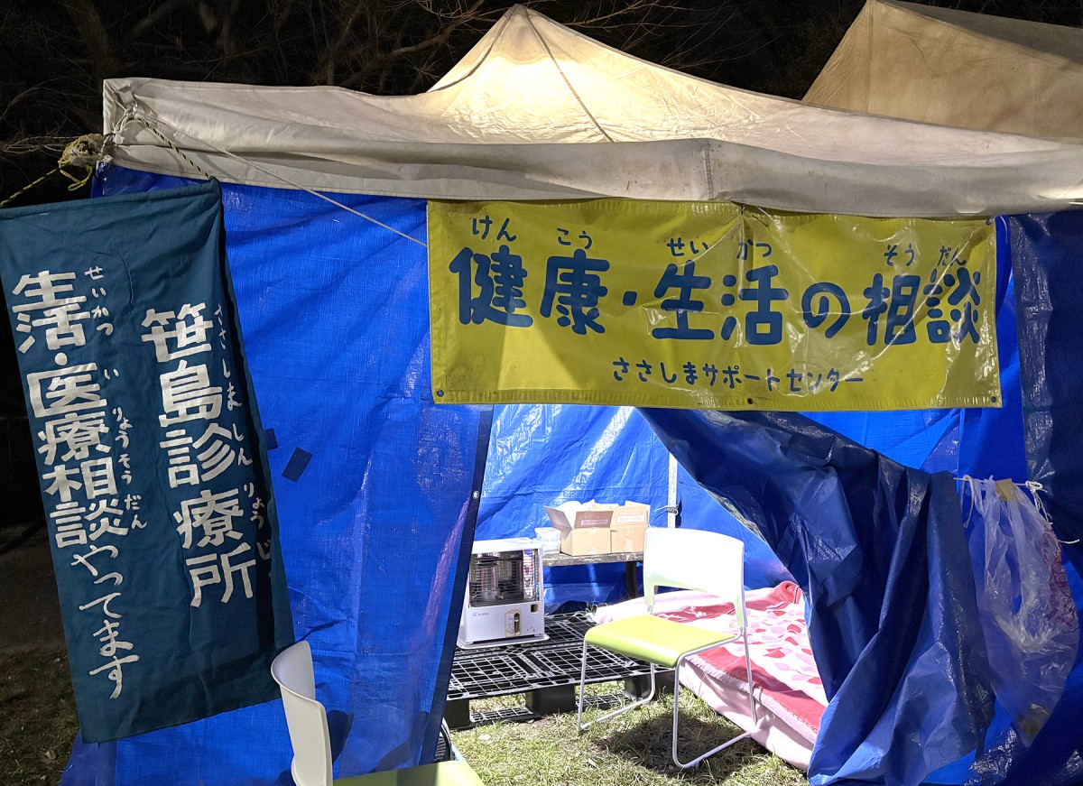 ささしまサポートセンターは1976年に国鉄名古屋駅構内で野宿していた日雇い労働者の方におにぎりを配る活動から始まり、以来、野宿者や生活困窮者の暮らしを応援してきました。写真は名古屋の支援団体と協同して行う年末年始の越冬活動の様子。ささしまサポートセンターは主に医療や生活に関する相談を担当しています（筆者撮影）