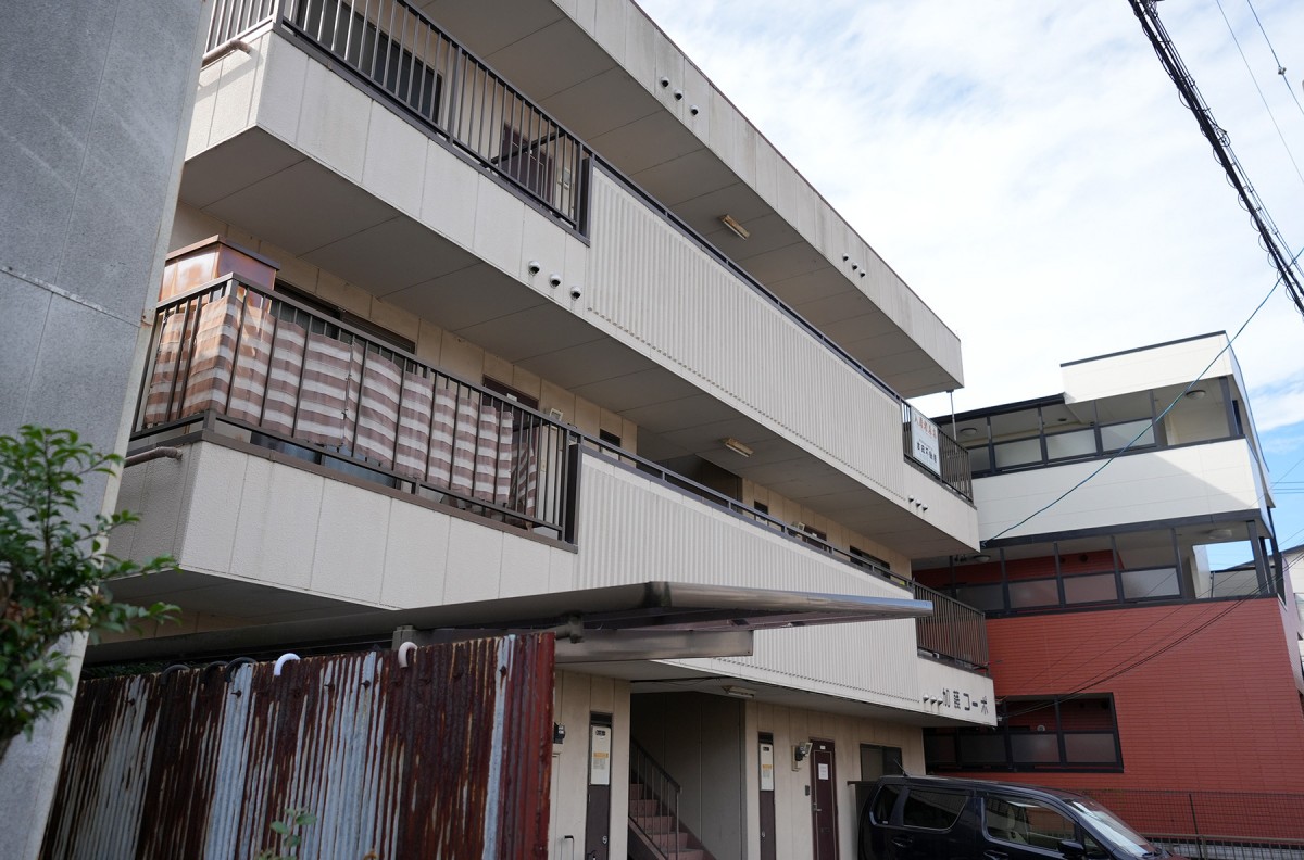 事件現場となった名古屋市西区のアパート。容疑者逮捕から一夜明けて、静かな朝を迎えていた=11月1日午前9時頃、関口撮影