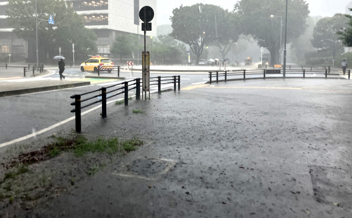 9月8日午後3時40分頃の名古屋・丸の内の官庁街の様子。道路を叩きつけるような雨が降り出していた=筆者撮影