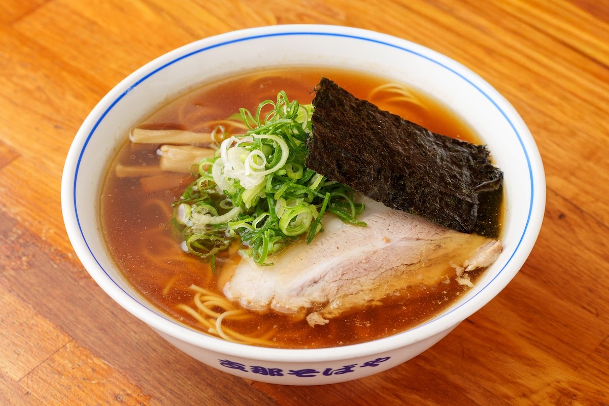 『福々亭』の「醤油らー麺」(1100円)。見た目はシンプルだが、だし感や醤油のキレやコクが幾重にも広がる。私がこれまで食べてきたラーメンの中では間違いなく最上位のランク
