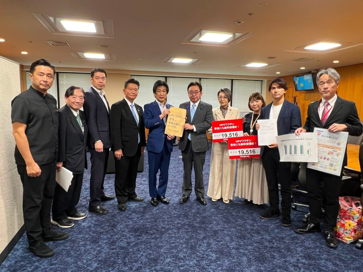 上野賢一郎厚労相に男子の早期の定期接種化を求めた議連議員や署名発起人の服部翼さん(右から2番目)ら