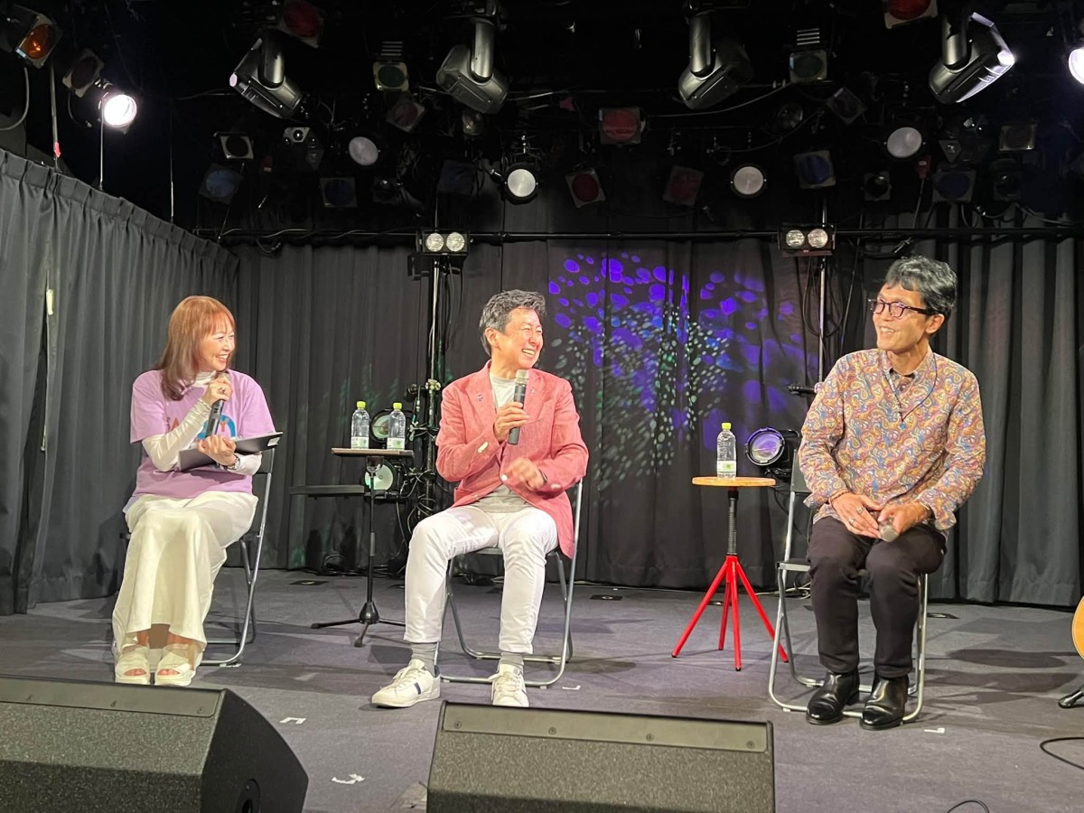 笑顔で語り合う3人