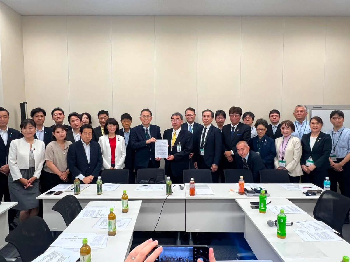 厚労省の佐々木昌弘危機管理・医務技術総括審議官に提言を手渡す天野慎介・全がん連理事長