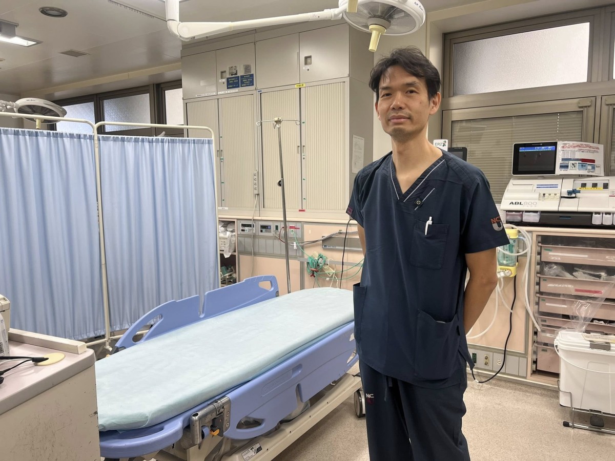 ICUのベッドの脇で