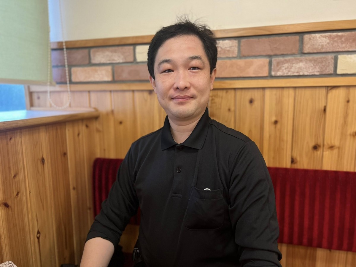 峰宗太郎さん。胸ポケットにはマスクを忍ばせていました。12キロダイエットに成功したそうで羨ましい......